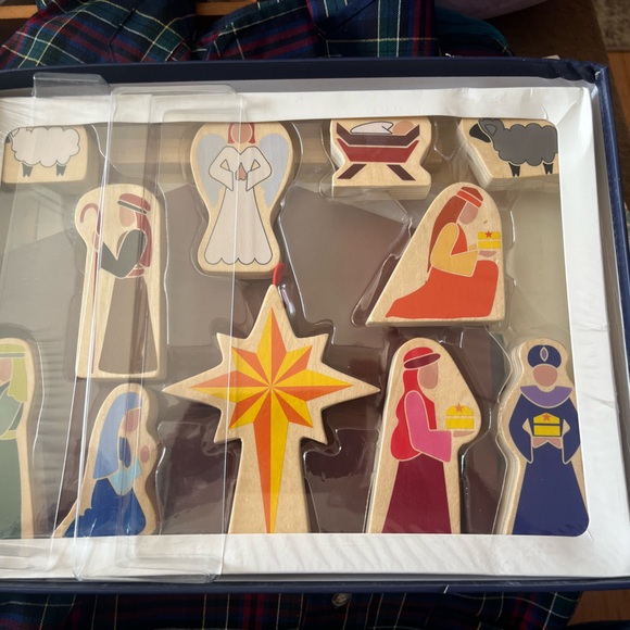 Spanish EditionThe Christmas Star From Afar - Wooden Nativity Set & Book - Picture 2 of 3